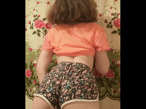 ❤️ Sexy ung babe tar av seg shortsen på kamera ️❌ Analporno hos oss