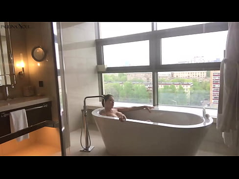 ❤️ En fantastisk babe som lidenskapelig rykker av seg fitta på badet ️❌ Analporno hos oss
