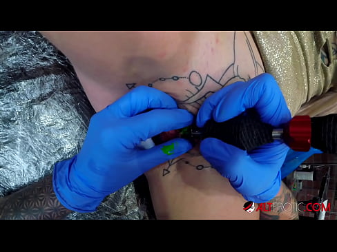 ❤️ Ekstremt tatovert hottie Sully Savage tok en tatovering på klitoris ️❌ Analporno hos oss